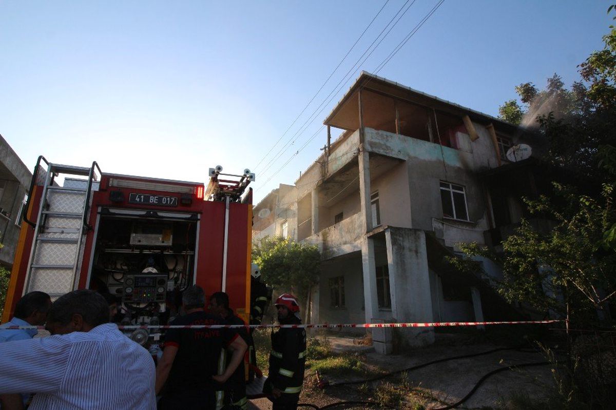 3 katlı binada çıkan yangında evde mahsur kalan yaşlı adamı vatandaşlar kurtardı