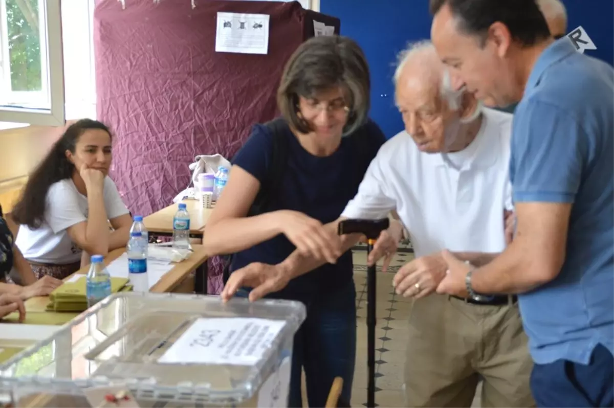 96 yaşındaki emekli albay, bastonu ile oy kullanmaya gitti