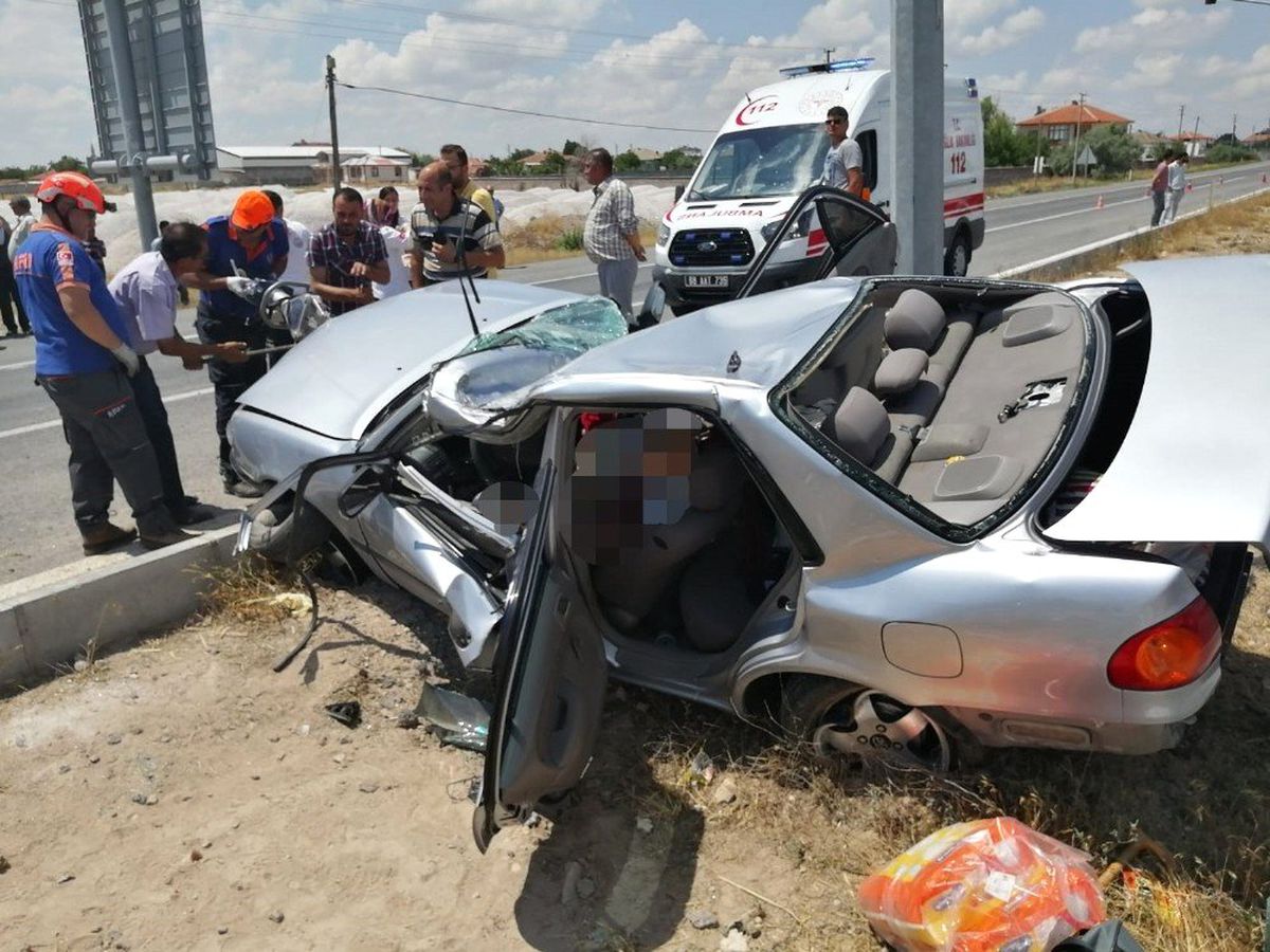 Aksaray\'da otomobil direğe çarptı: 3 ölü