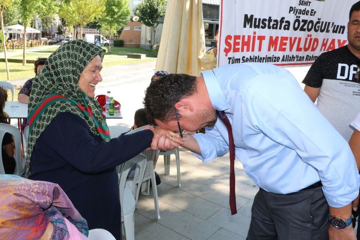 Aloğlu, şehit ailesiyle yakından ilgilendi