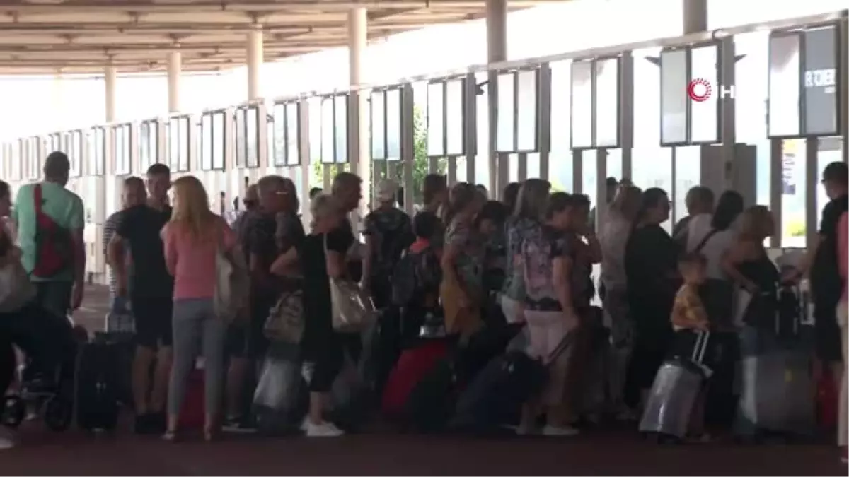 Antalya\'ya havadan turist yağıyor