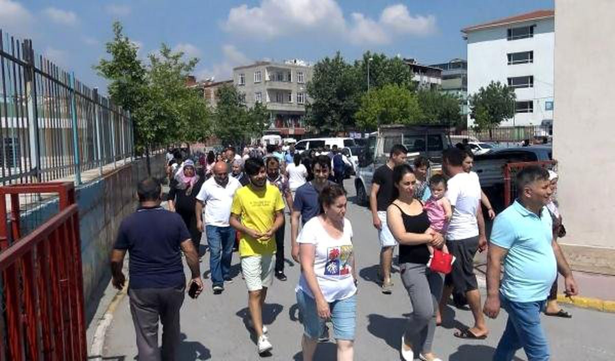 Avcılar\'da 18 bin 450 seçmenli okulda büyük kalabalık