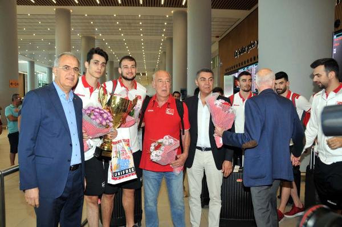 Avrupa şampiyonu A Milli Erkek Voleybol Takımı, yurda döndü