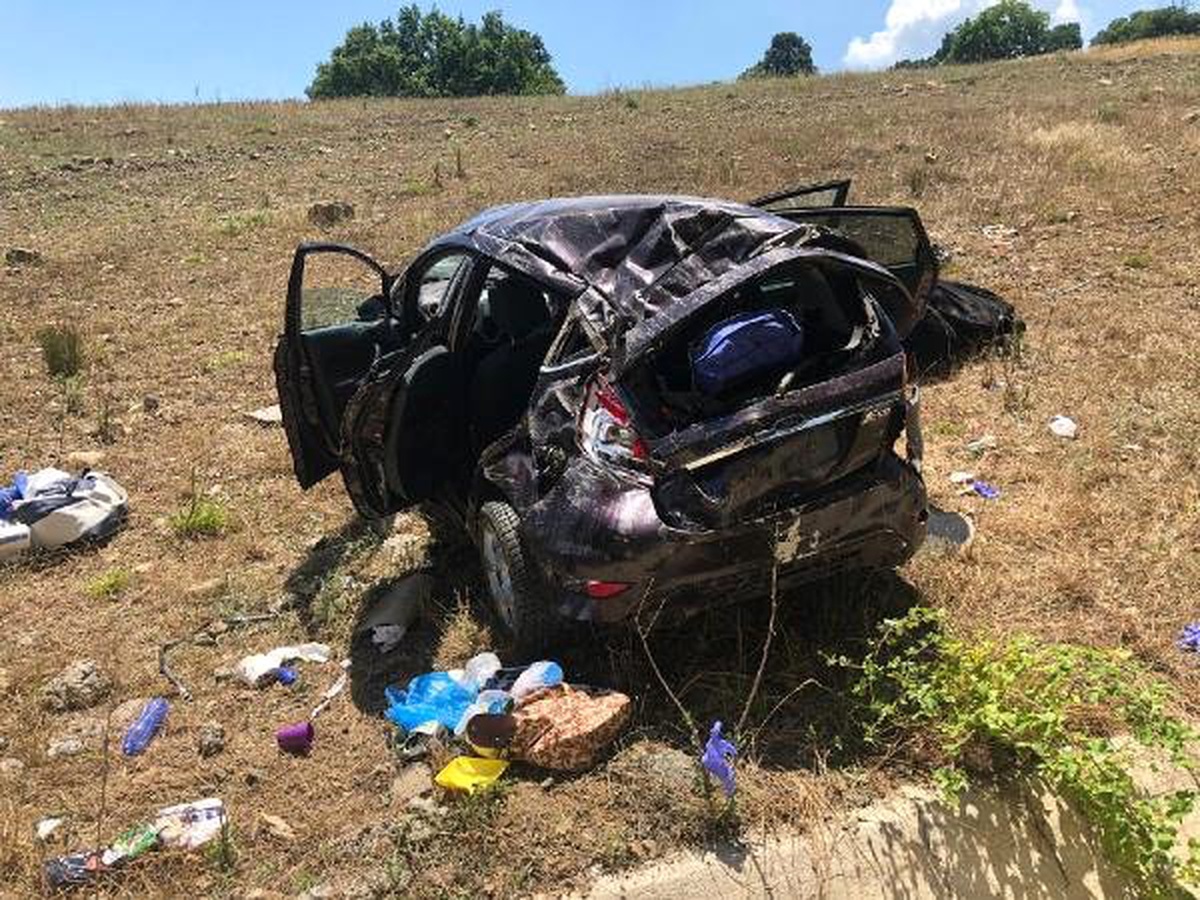 Bariyere çarpan otomobil, 25 metreden araziye uçtu: 4 yaralı