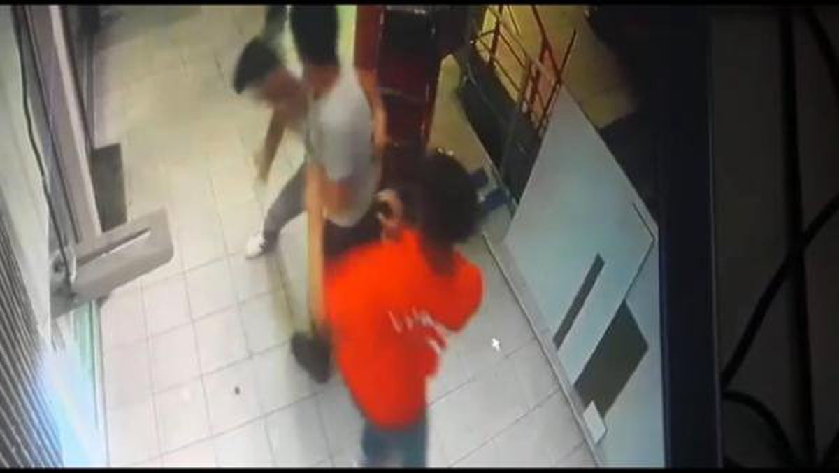 Bisikleti düşüren Suriyeli gencin darbedildiği o anlar kamerada