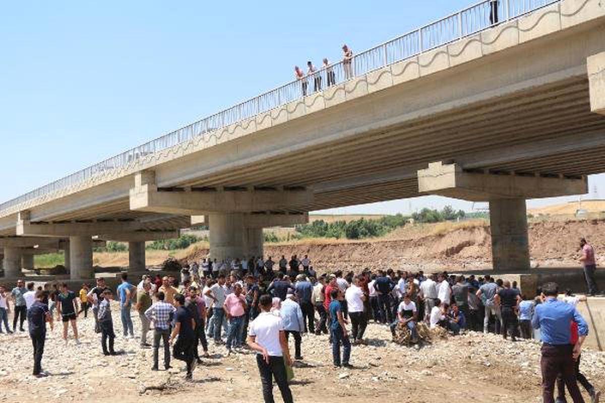 Çaya düşen kardeşlerini kurtarmak için suya atladılar: 2 kayıp