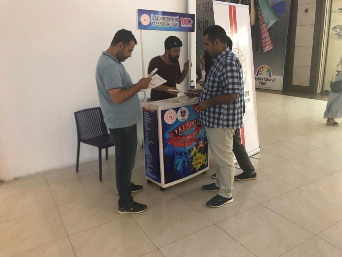 Diyarbakır\'da yaz spor okulları stantlarına yoğun ilgi