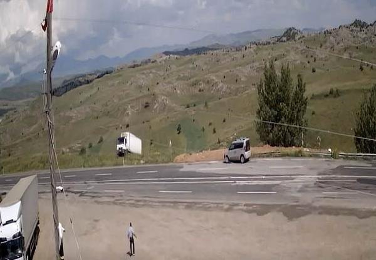 El freni çekilmeyen kamyon hareket edip, şarampole böyle devrildi