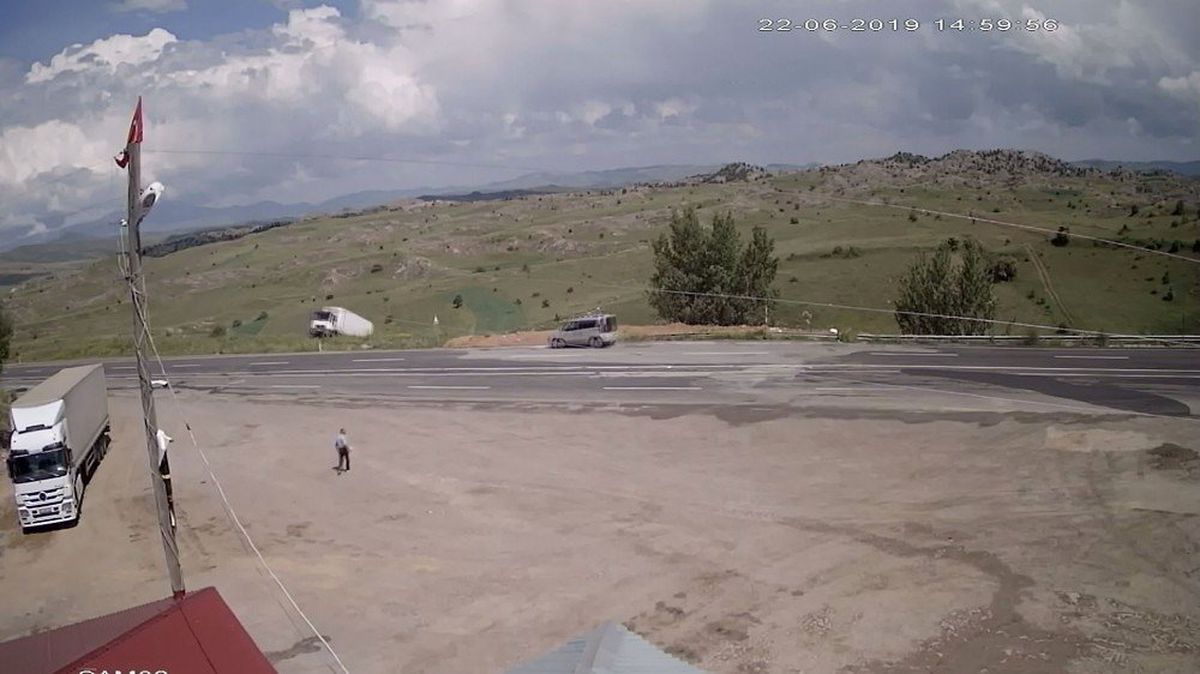 Freni tutmayan tır şarampole uçtu