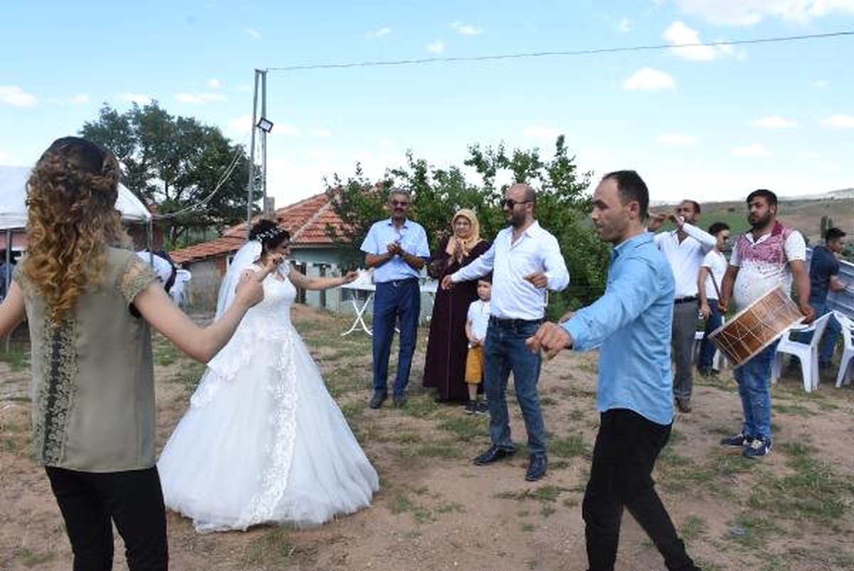 Gelinlik hayali damatsız düğünde gerçek oldu