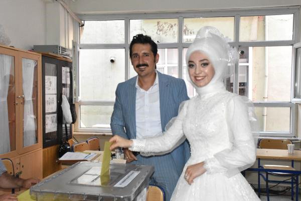 Gelinlik  ve damatlıklarıyla oy kullanmaya geldiler