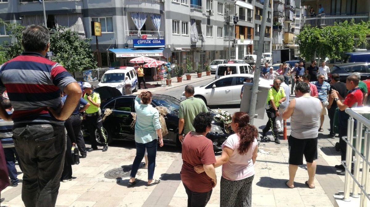 Genç çift düğüne giderken kaza yapıp hastanelik oldu