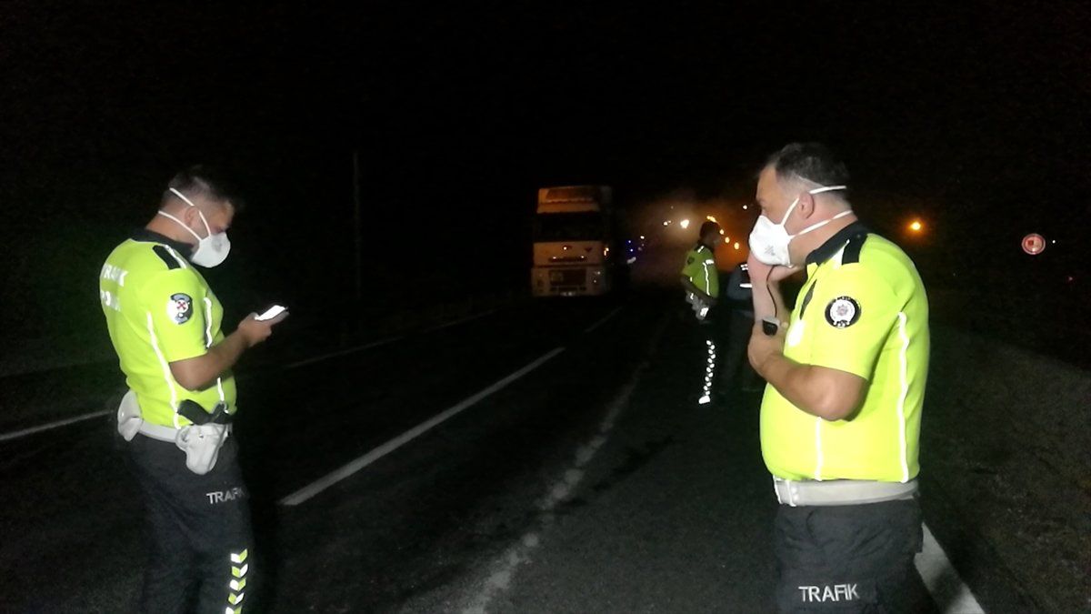 GÜNCELLEME - Düzce\'de hidroklorik asit yüklü tanker kaza yaptı yol kapatıldı
