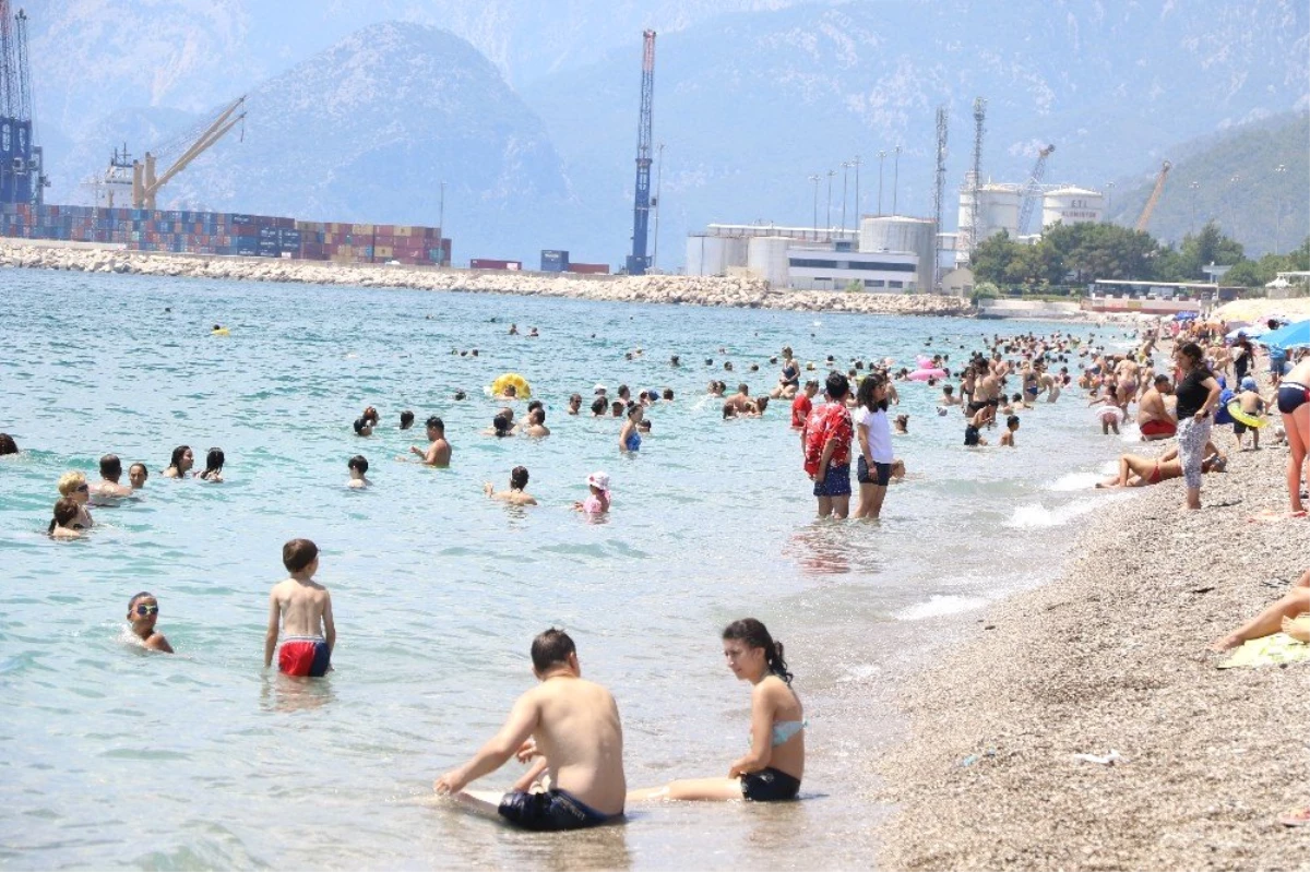 Günlük yolcu sayısında tüm zamanların rekorunu kıran Antalya\'da sahiller doldu taştı