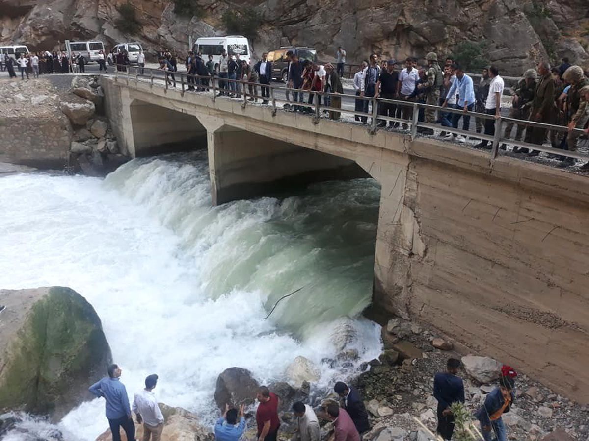 Hakkari\'de bir kişi bisikletiyle suya uçtu