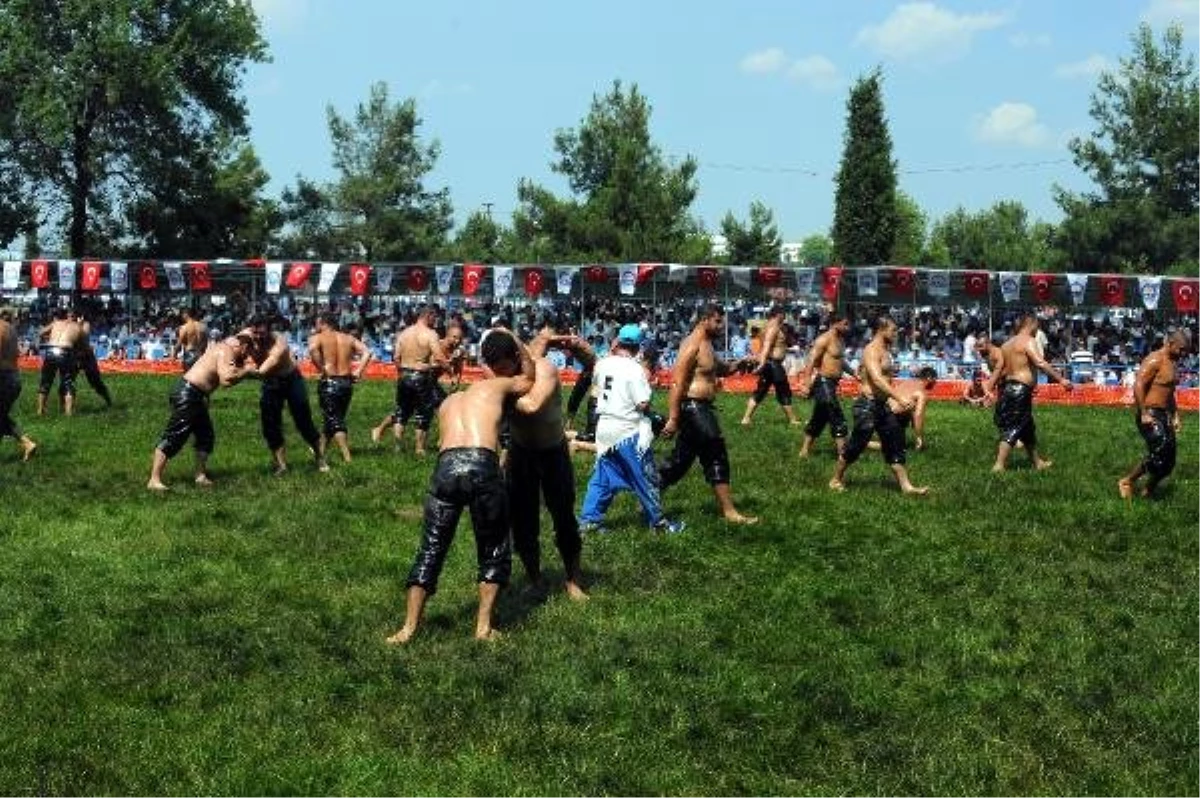 Hünkar Çayırı Yağlı Güreşleri\'nde kıyasıya mücadele