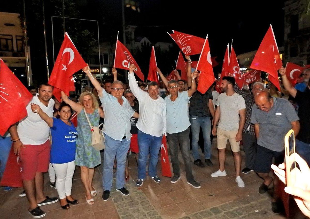 İmamoğlu\'nun başarısı, Çeşme\'de de coşkuyla kutlandı