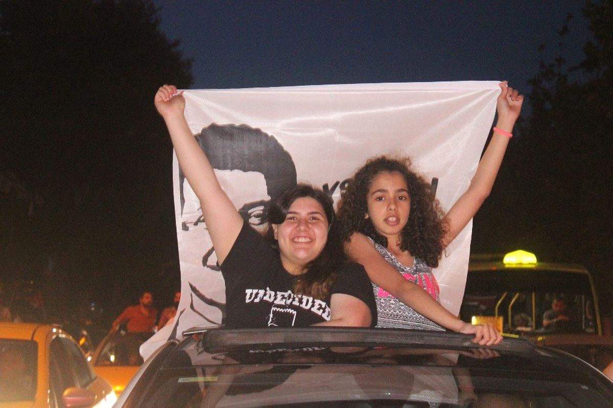 İmamoğlu\'nun seçimi kazanması İBB önünde ve Beşiktaş\'ta kutlandı