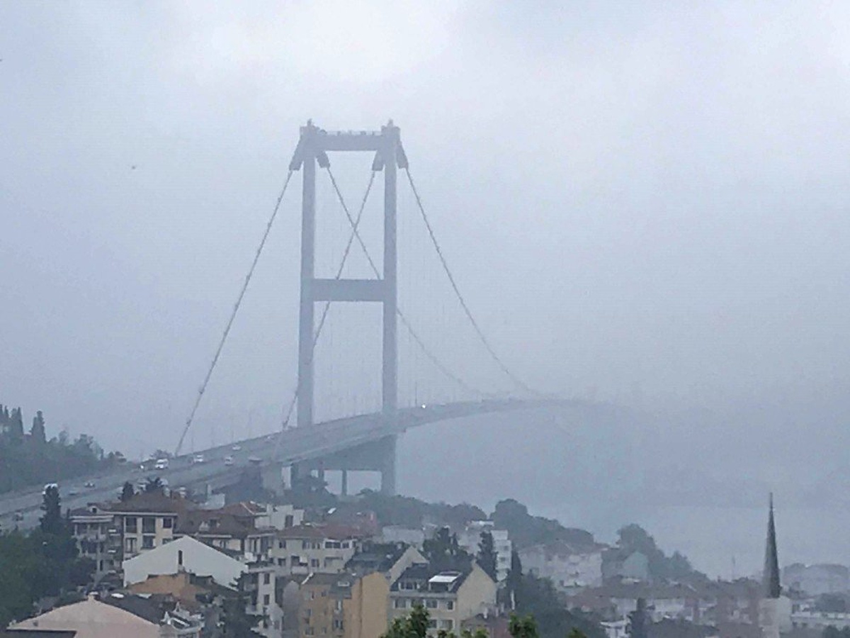 İstanbul Boğazı\'ndaki köprüler sis nedeniyle adeta kayboldu