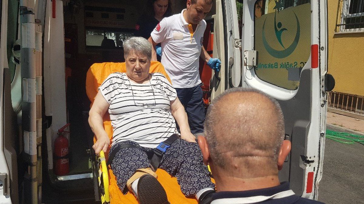 İstanbul\'da 112 ekipleri hasta ve engelli vatandaşları sandığa taşıdı