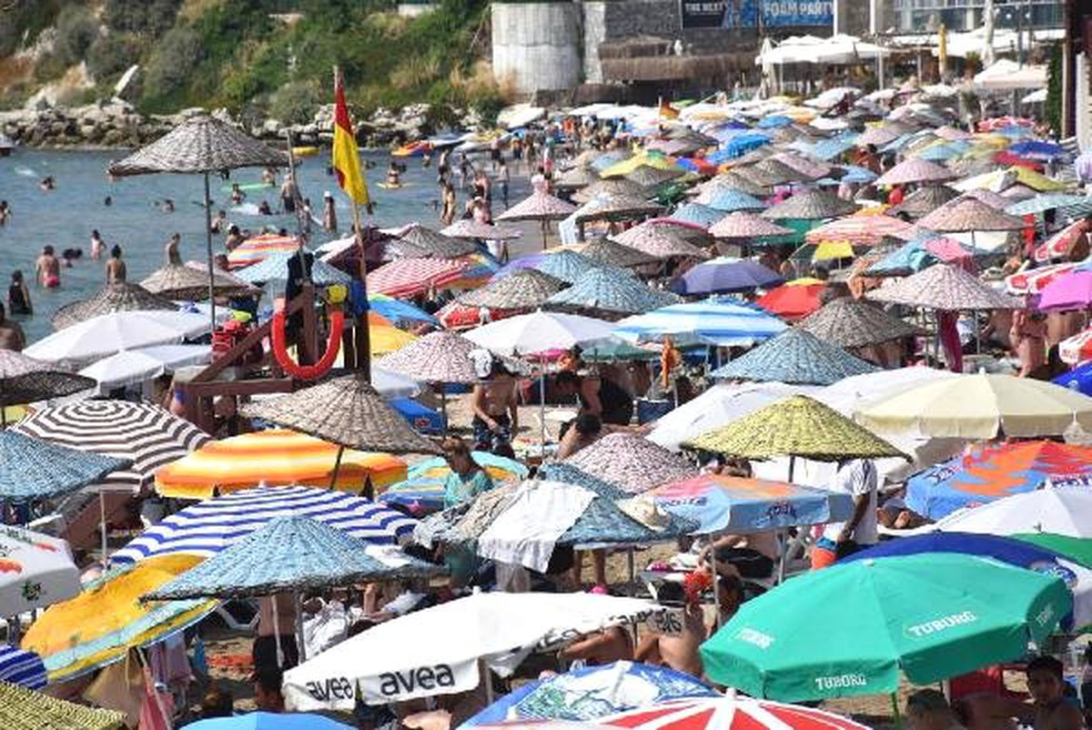 İstanbullular oy kullanmaya gitti, plajlar Egeliler ile turistlere kaldı