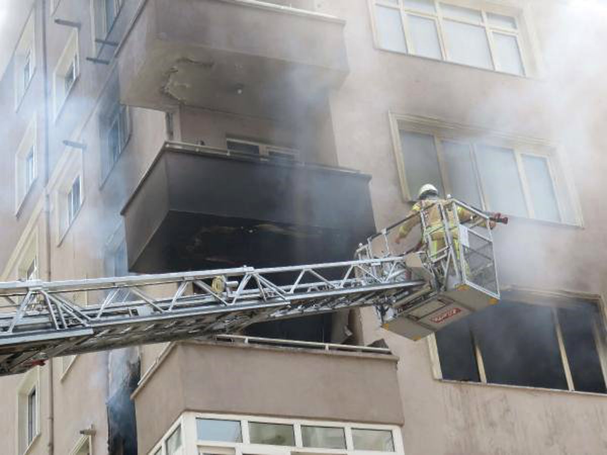 Kadıköy\'de yangın: Anne baba öldü, engelli oğuları kurtarıldı