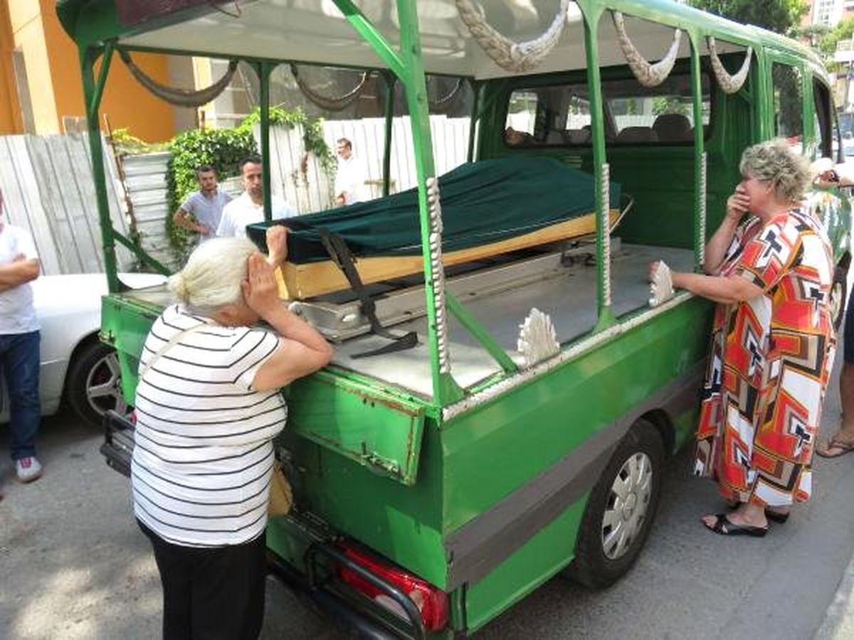 Kadıköy\'deki yangında ölen 2 kişinin cenazesi Adli Tıp Kurumu\'na gönderildi