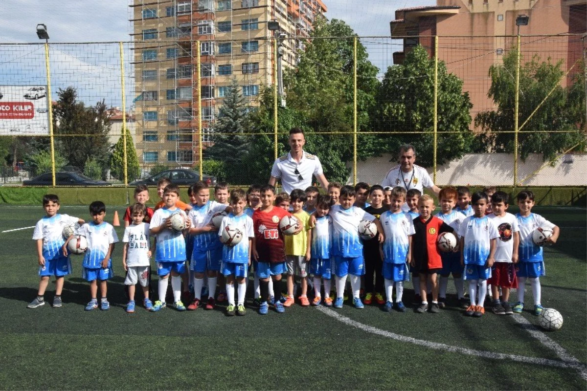 Kaleci Ebrar\'dan Eskişehirspor yaz okuluna ziyaret