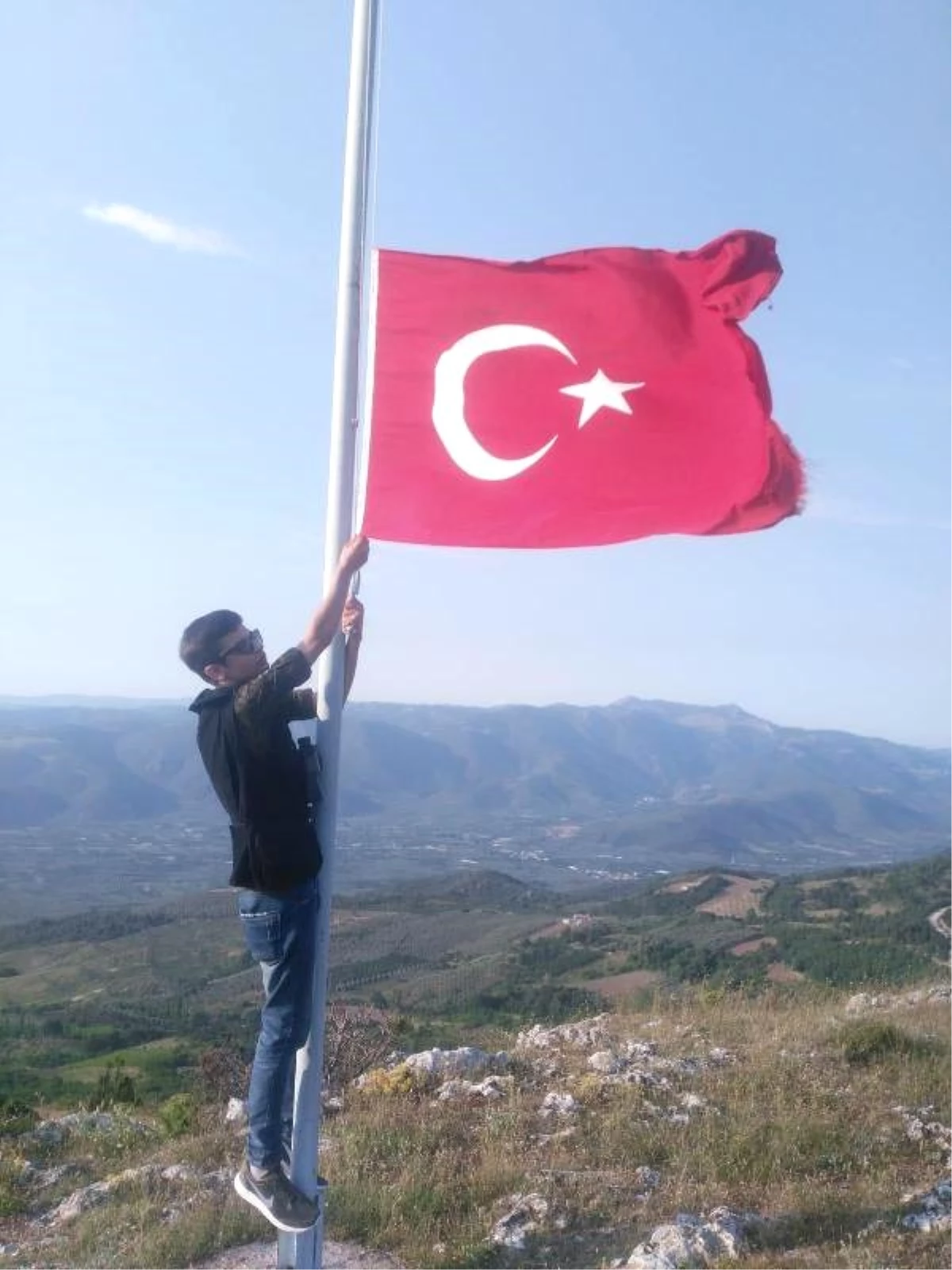Liseliler, tepedeki Türk bayrağını yeniledi