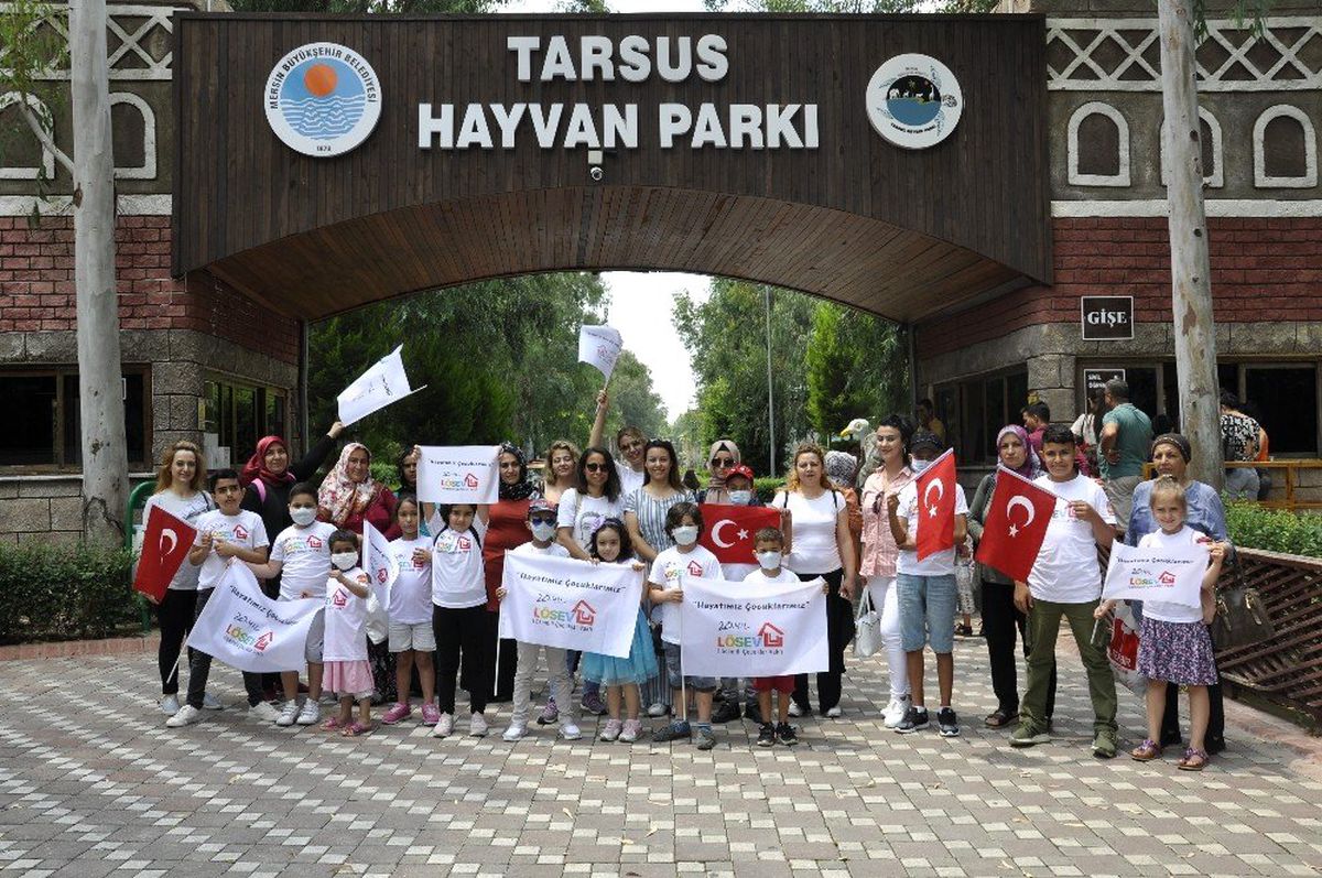 LÖSEV\'den çocuklara karne hediyesi