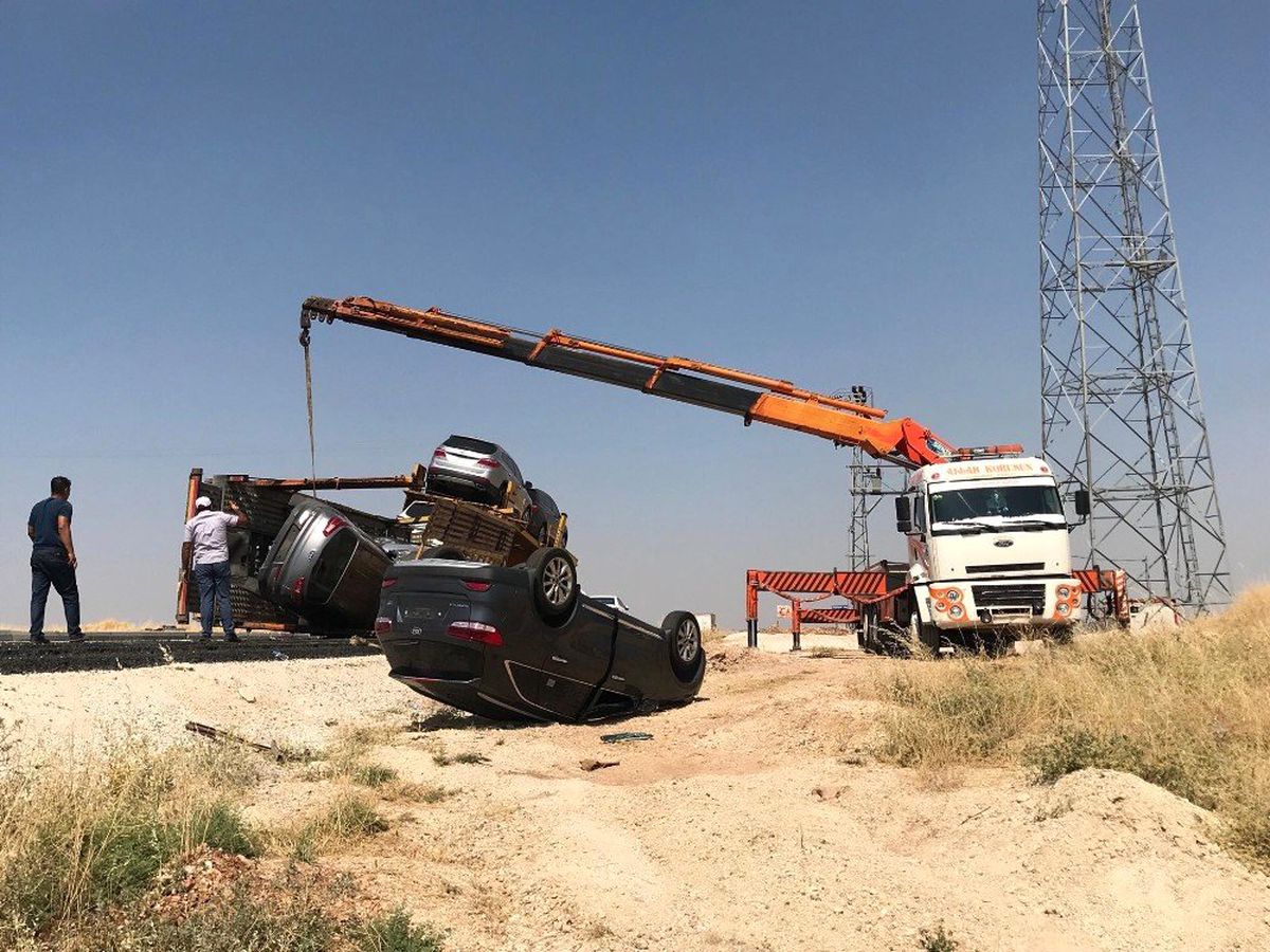 Lüks araçları taşıyan tır devrildi