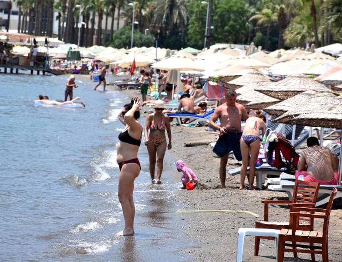 Marmaris\'te sıcaktan bunalanlar plaj ve su parklarına akın etti