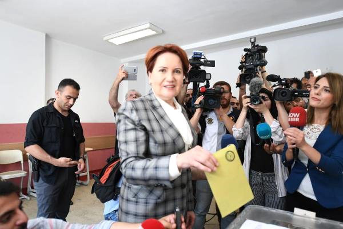 Meral Akşener oyunu kullandı