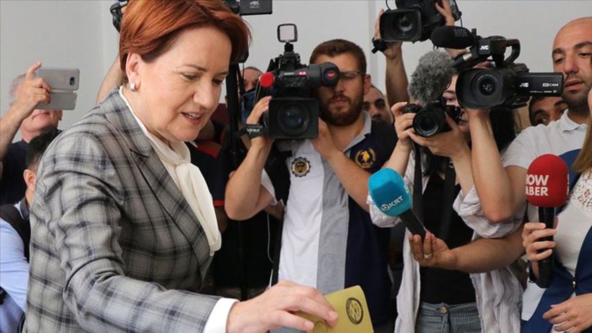 Meral Akşener oyunu Üsküdar\'da kullandı