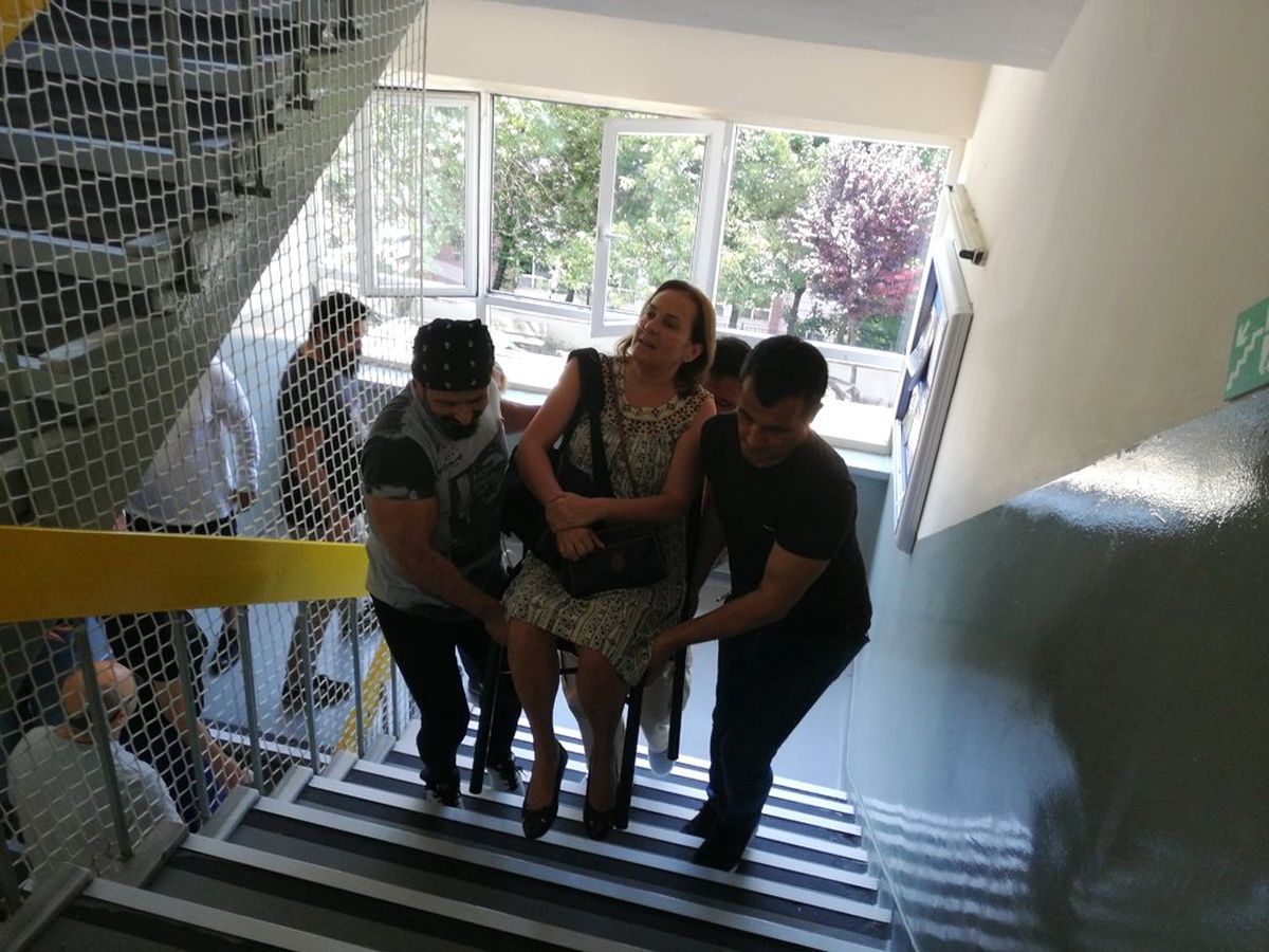 Merdivenleri çıkamayan seçmeni sandalye ile 3\'üncü kata taşıdılar