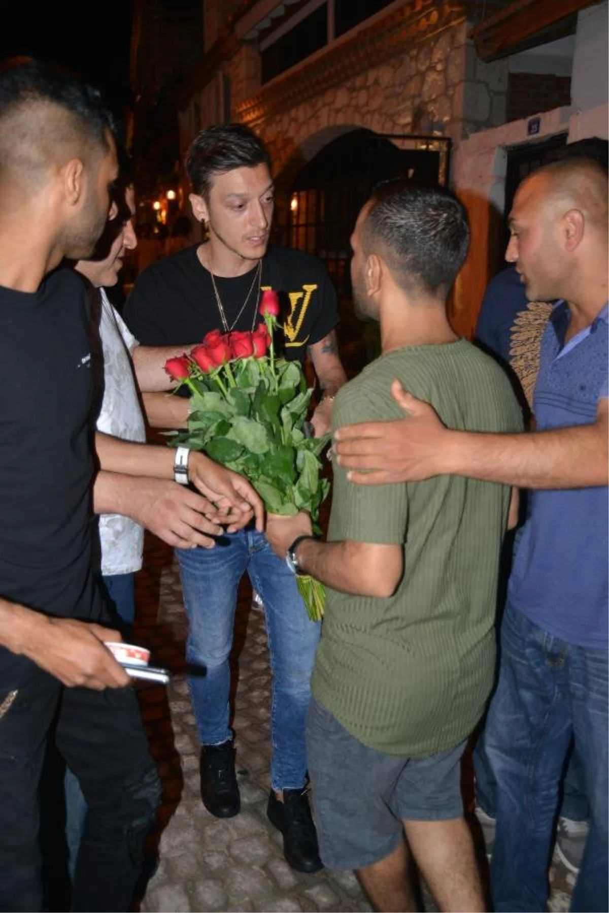 Mesut Özil\'den seyyar çiçek satıcılarına tepki