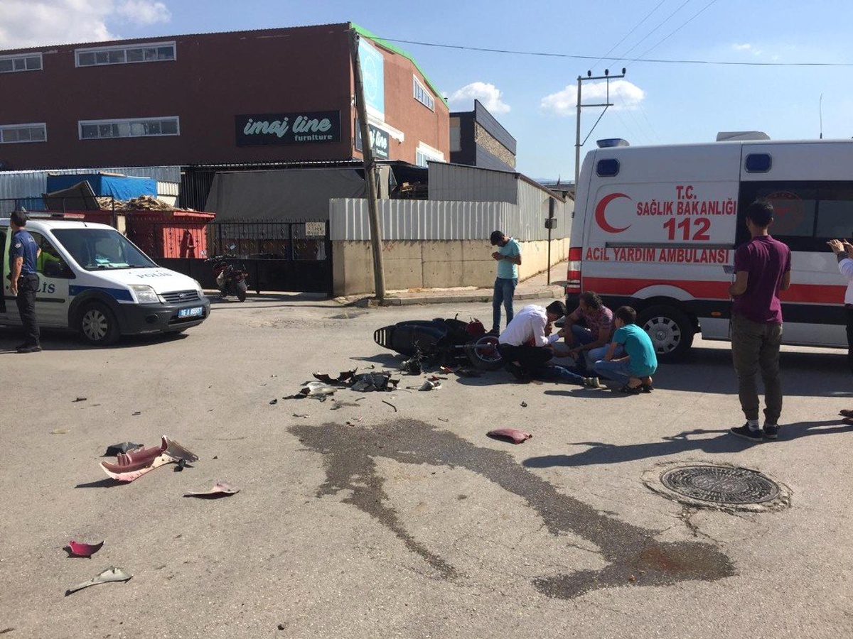 Motosiklet ile minibüs çarpıştı: 1\'i ağır 2 yaralı