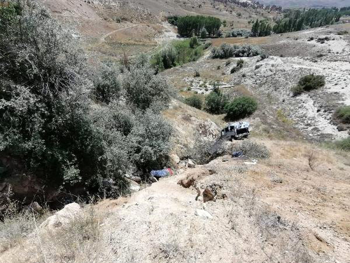 Nevşehir\'de hafif ticari araç şarampole yuvarlandı: 2 ölü, 4 yaralı