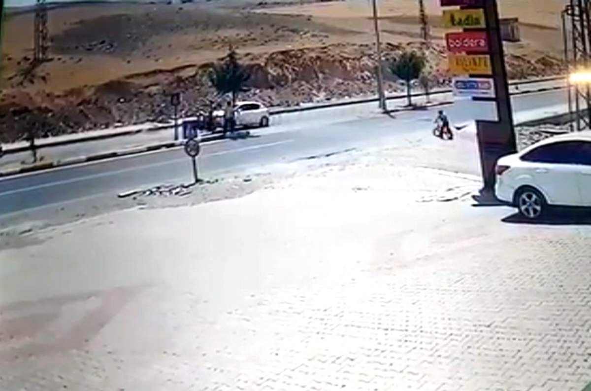 Otomobil motosiklete arkadan çarpı: 2 yaralı