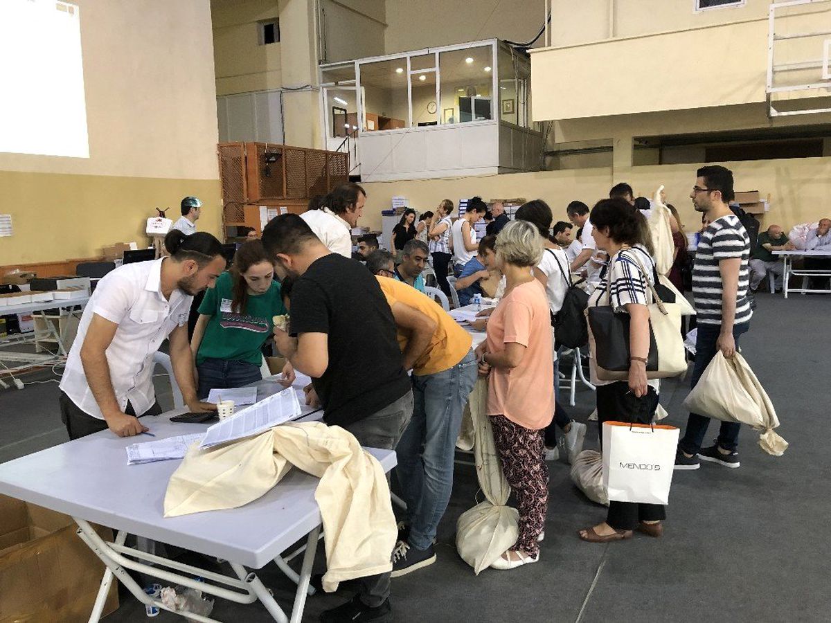 Oy çuvalları İlçe Seçim Kurullarına getirilmeye başlandı
