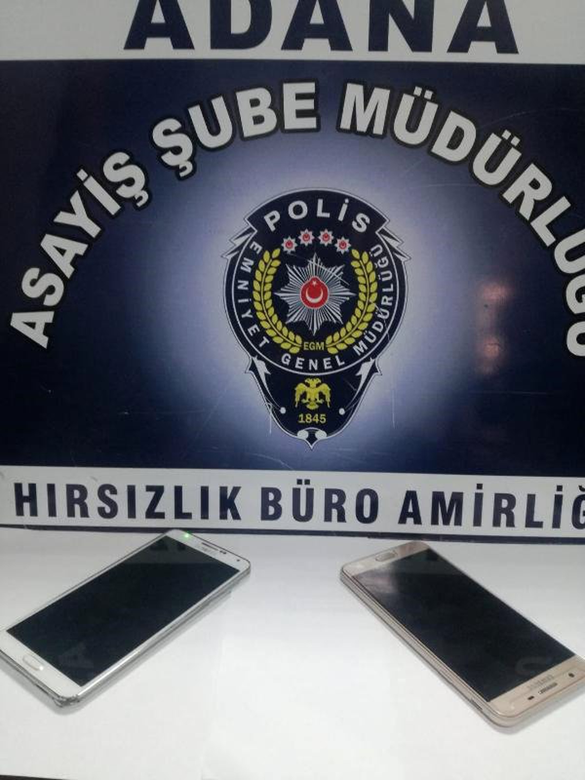 Pazarda hırsızlık yapan 9 çocuk annesi yakalandı