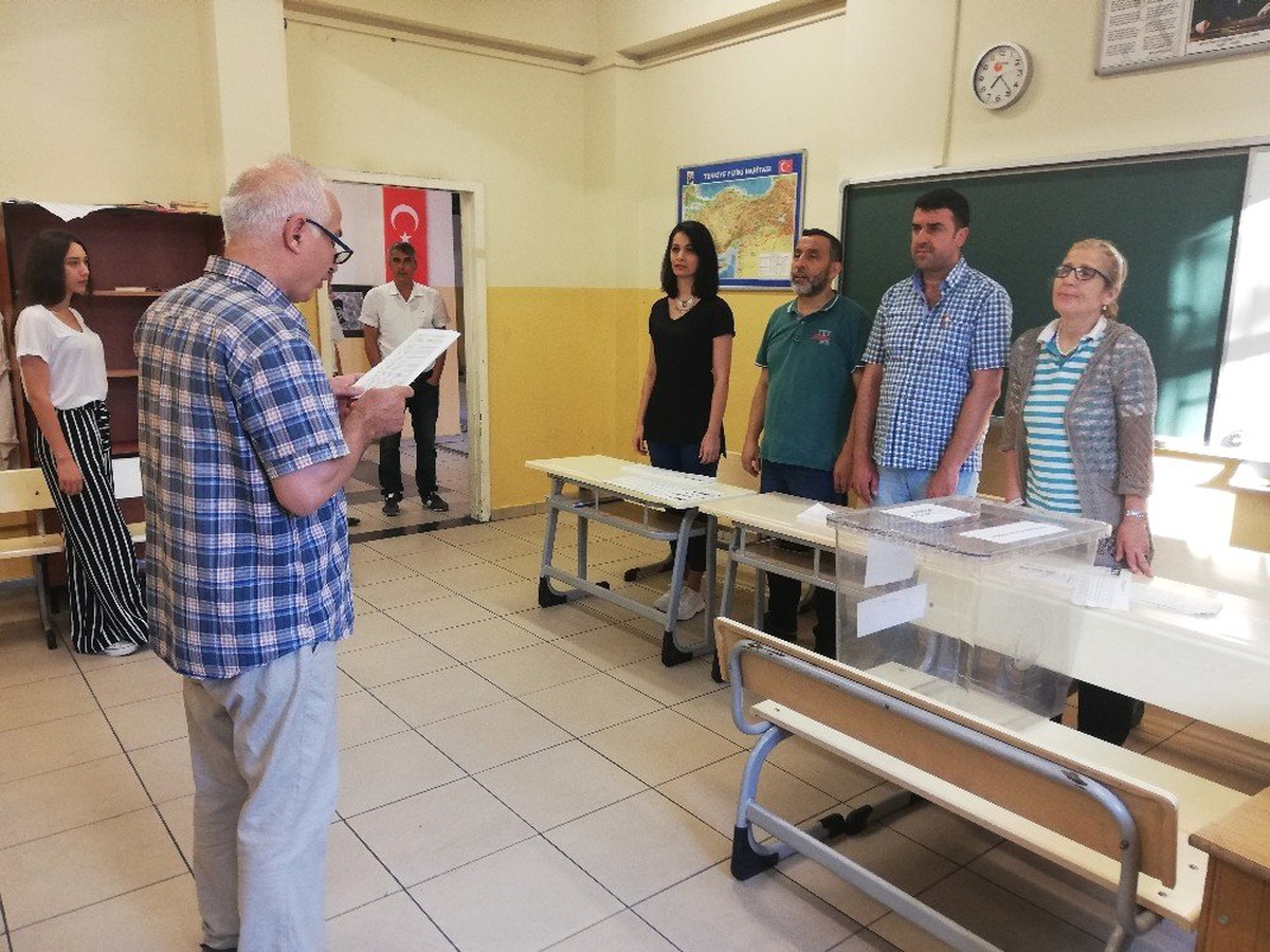 Sandık görevlileri "sandık yemini" etti