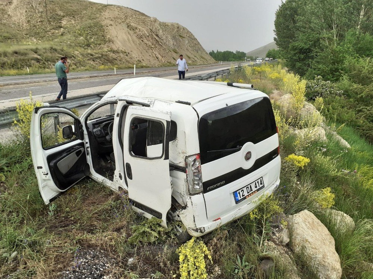 Sivas\'ta trafik kazası 1\'i ağır 3 yaralı