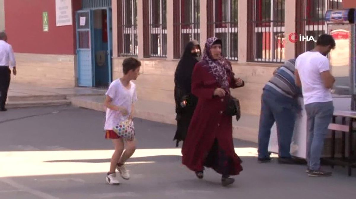 Son dakikada oy kullanmak için koşarak geldiler