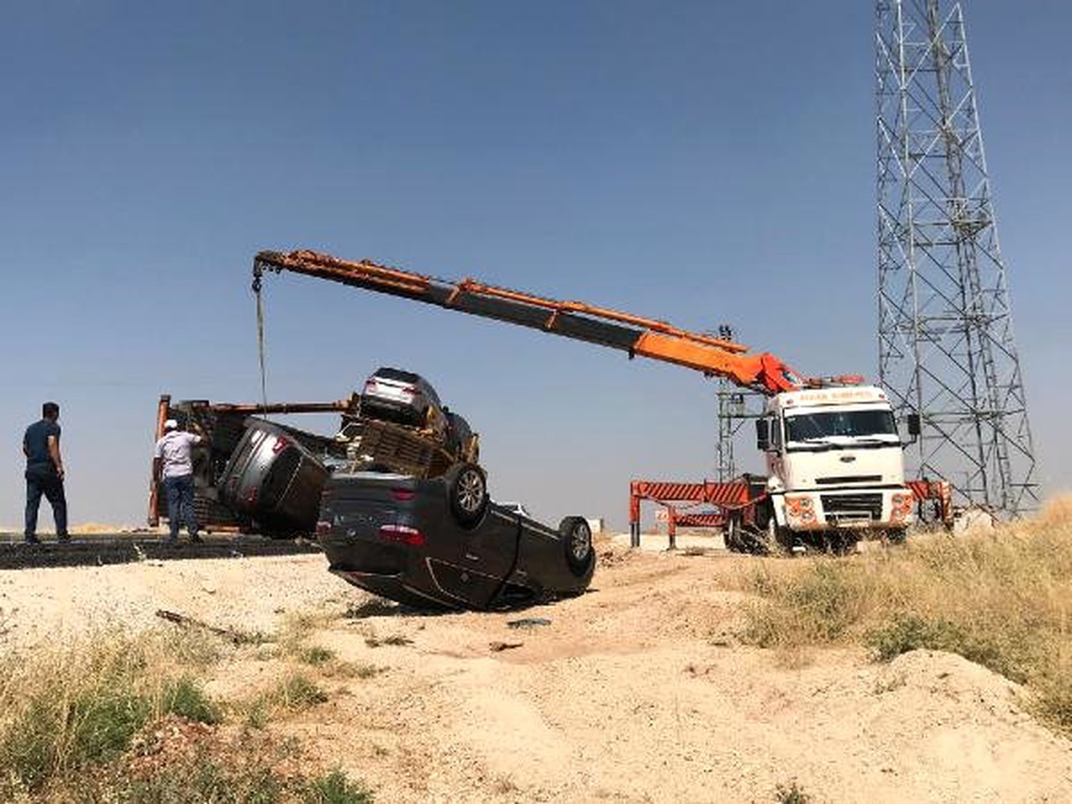 TIR\'ın dorsesindeki sıfır otomobiller tarlaya savruldu
