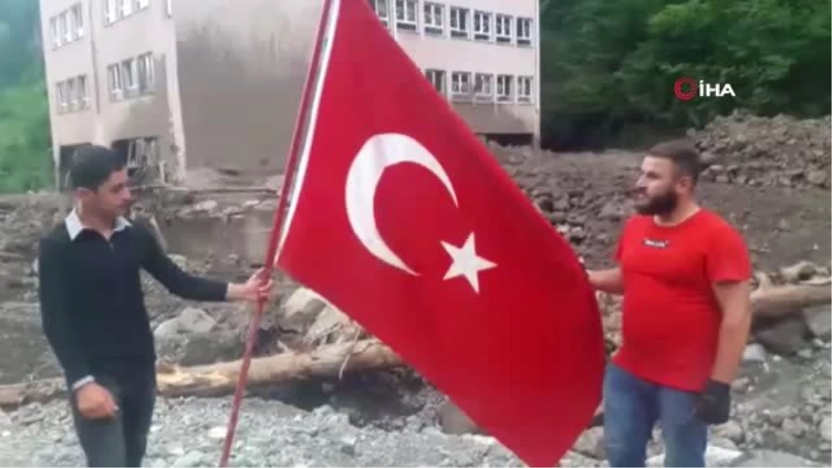 Trabzon\'da Çamlıktepeli gençlerin Türk bayrağına saygısı duygulandırdı