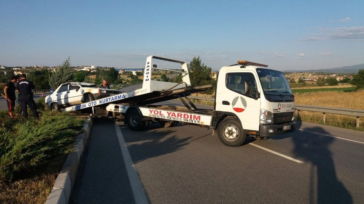 Uşak\'ta otomobil ile tır çarpıştı: 4 yaralı