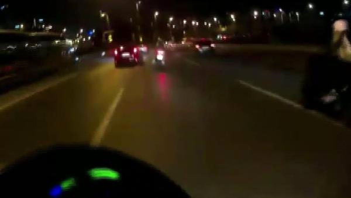 Üsküdar\'da otomobilin motosikletlilere çarptığı kaza kamerada: 1 ölü 2 yaralı