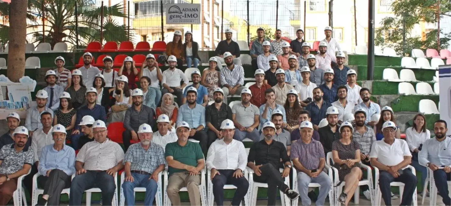 Yeni mezun inşaat mühendisleri baret taktı