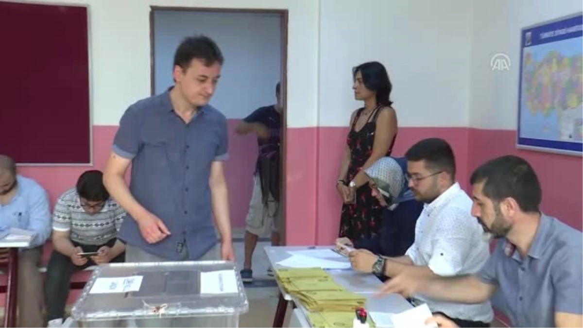 Yenilenen İstanbul seçimlerinde oy verme işlemi sürüyor